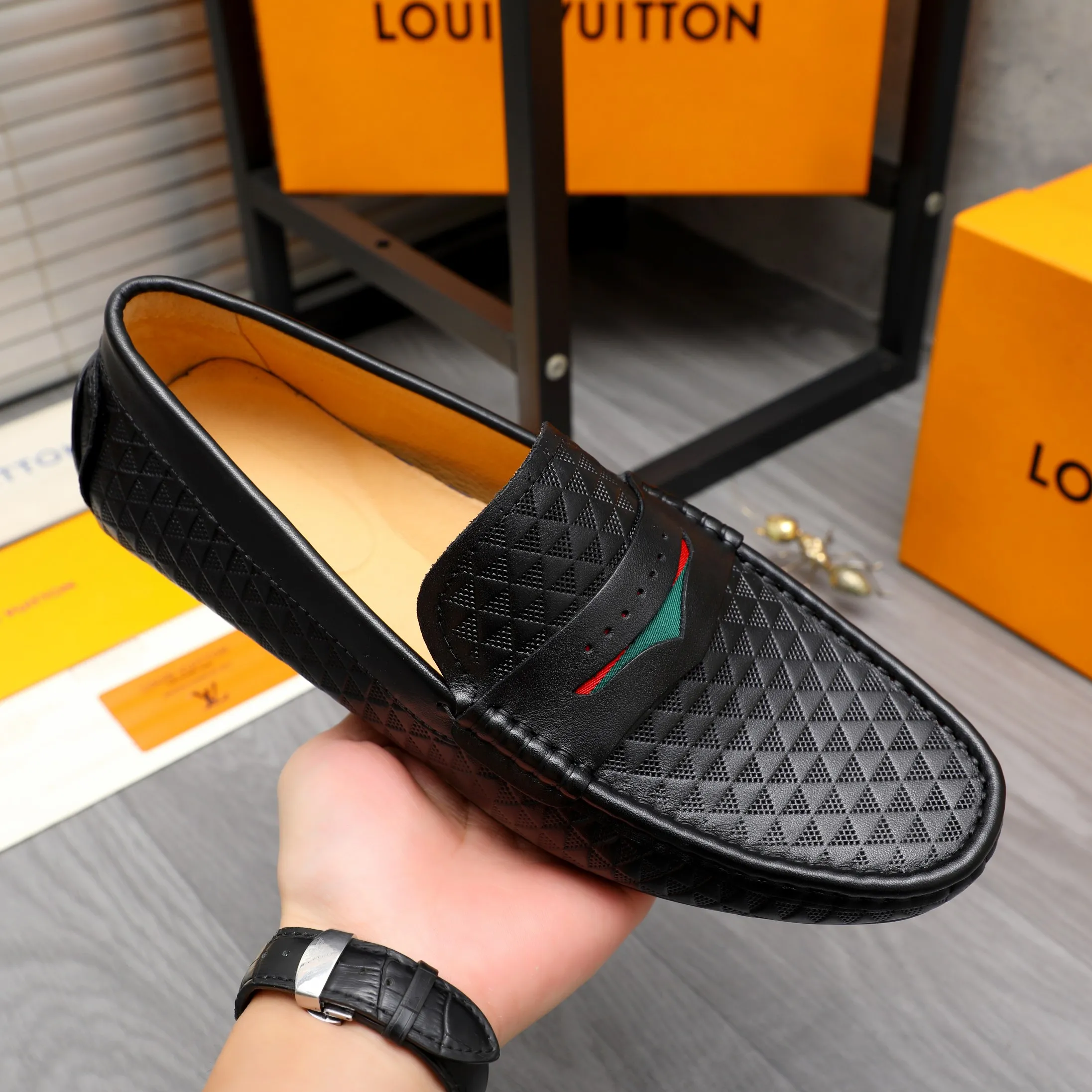Men's shoes 💰360 Product trademark: LV "Louis Vuitton" casual slip-on men's shoes Regular size: 38-45 Product material: Selected embossed cowhide upper, pigskin lining, rubber outsole